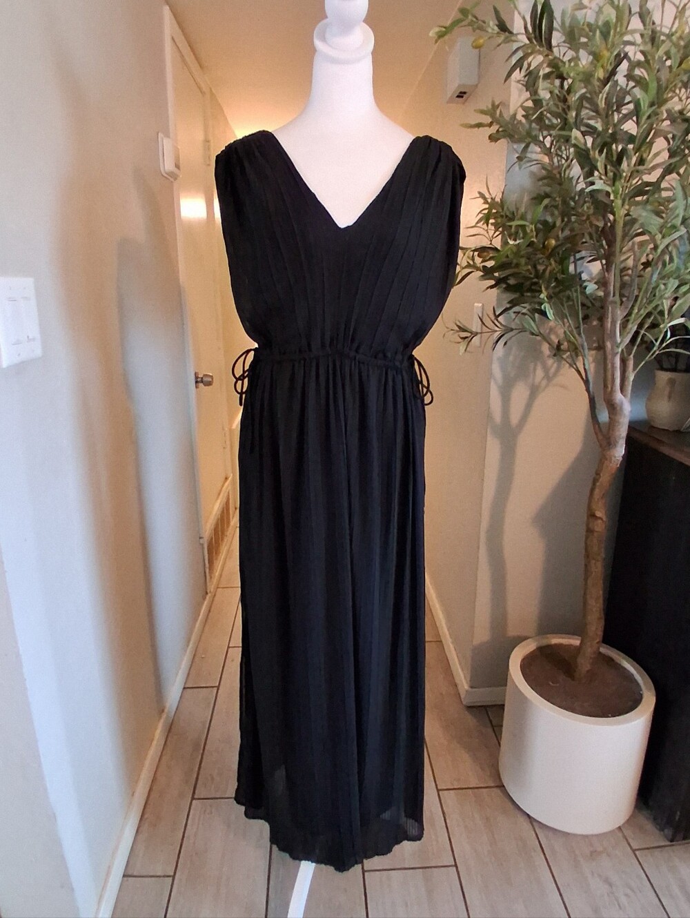 Astr The Label Sleeveless Pleated Black Maxi Dress With Side Tie Minimalist